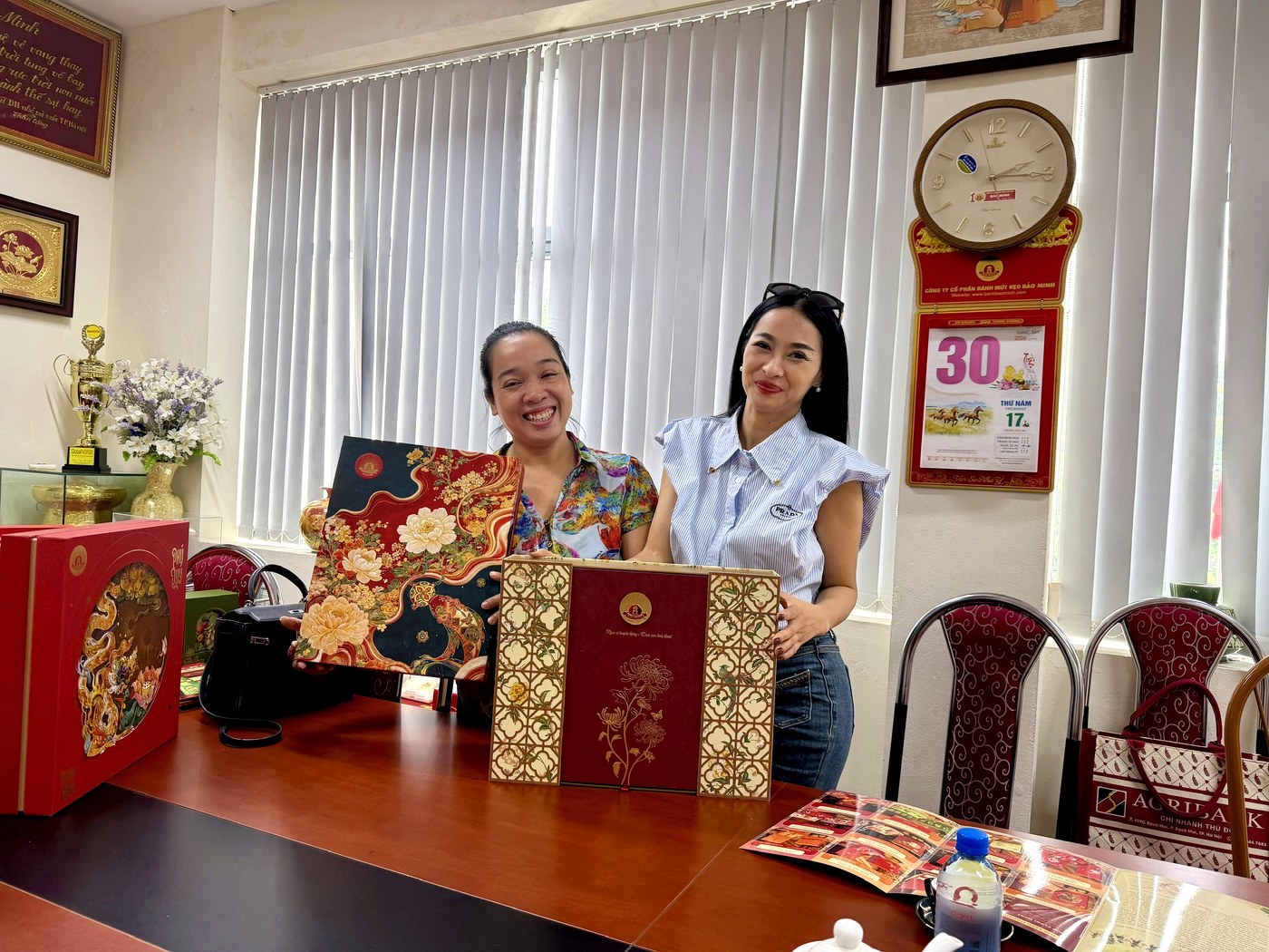 Chị Việt Hà xem các mẫu hộp quà Trung thu 2026 tại văn phòng Bảo Minh