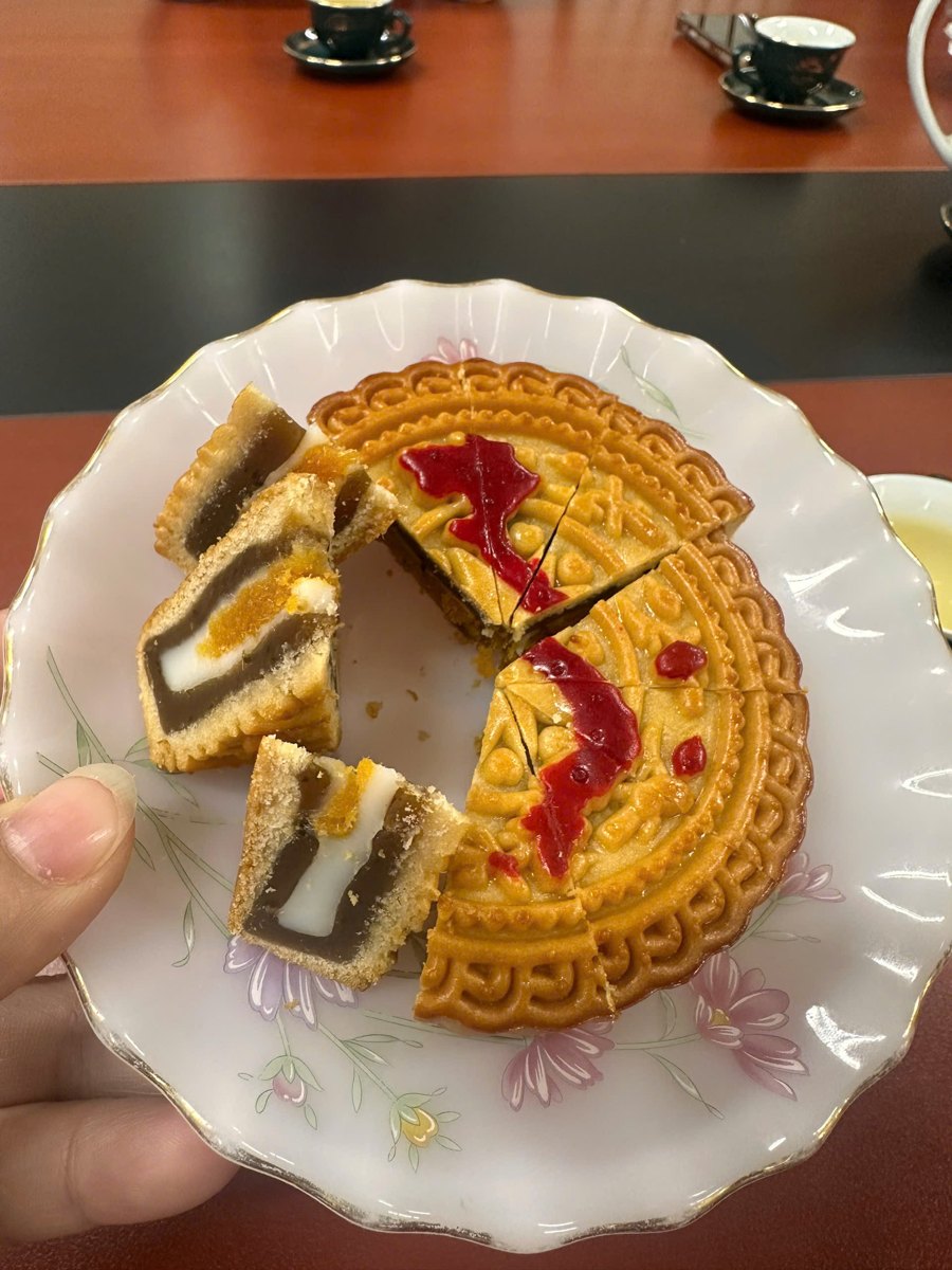 Miếng bánh cắt ra còn nguyên vân nhân