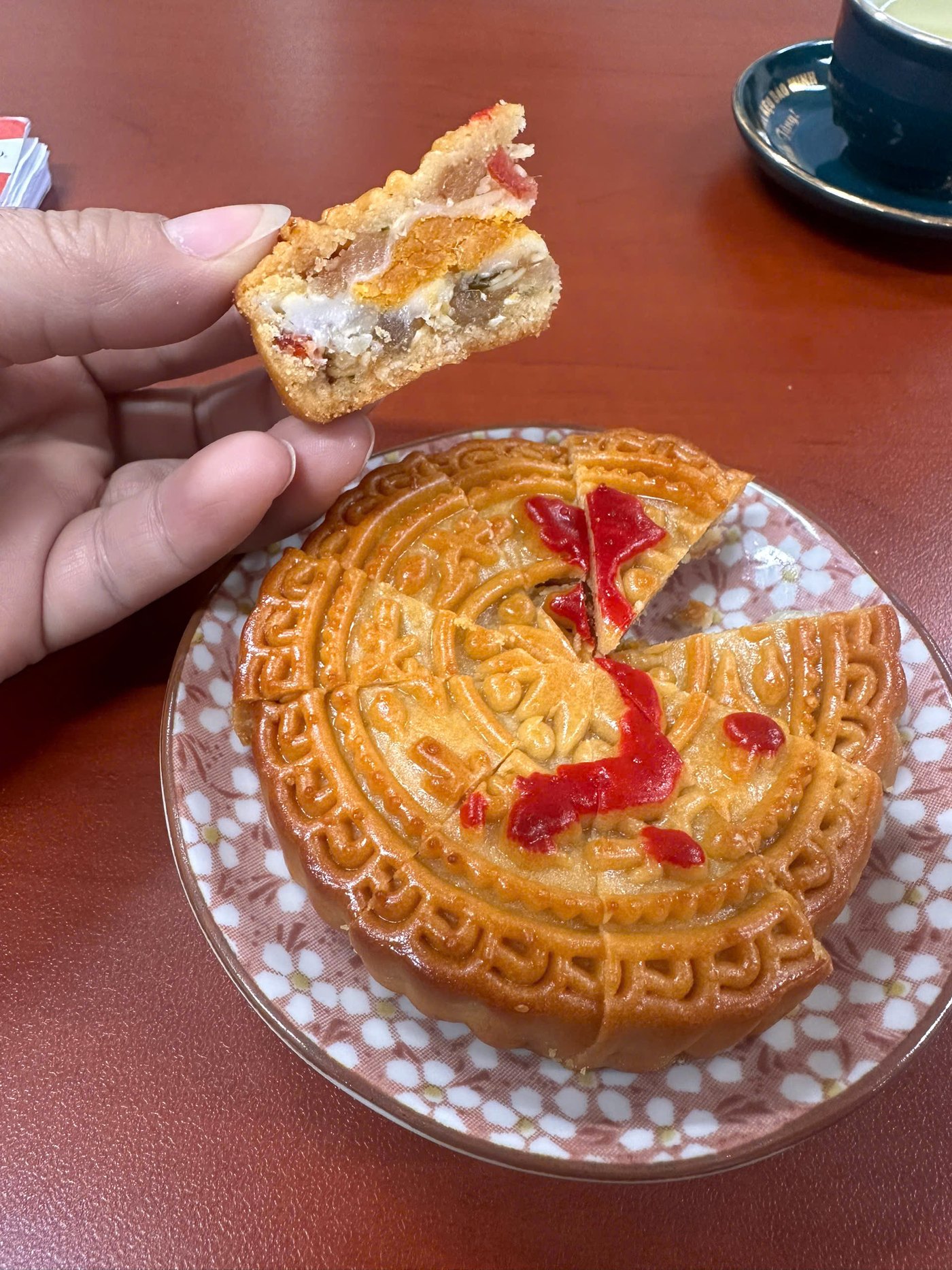 Bánh nướng và bánh dẻo khác nhau ở đâu — và trong nhà ai nên ăn loại nào