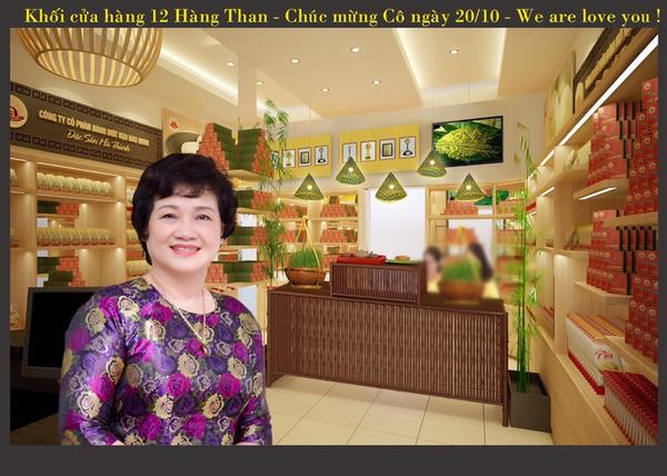 Nghệ nhân Ngô Thị Tính đứng tại quầy cửa hàng giới thiệu sản phẩm Bảo Minh trên phố Hàng Than, phía sau là kệ trưng bày bánh cốm và bánh truyền thống